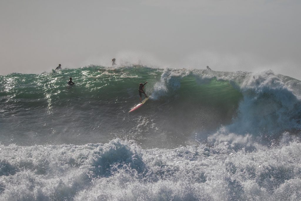 Luiz Henrique em ação nas ondas do Silveira: Prêmio Surfland Big Waves Brasil distribuirá R$ 30 mil em dinheiro para as melhores ondas surfadas na remada dentro do território catarinense.