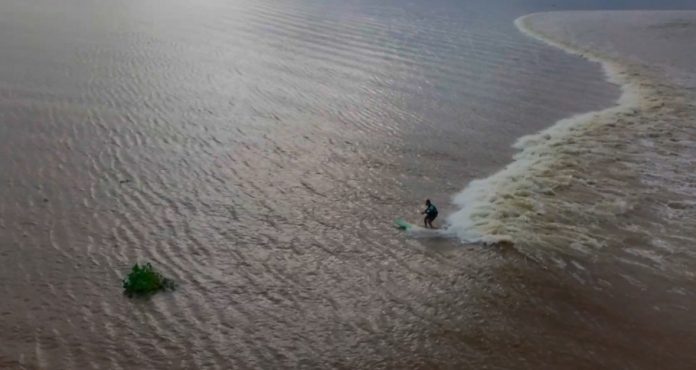 Marcelo Bibita conhece de perto o fenômeno das pororocas do Rio Mearim; ondas podem proporcionar dez minutos de surfe.