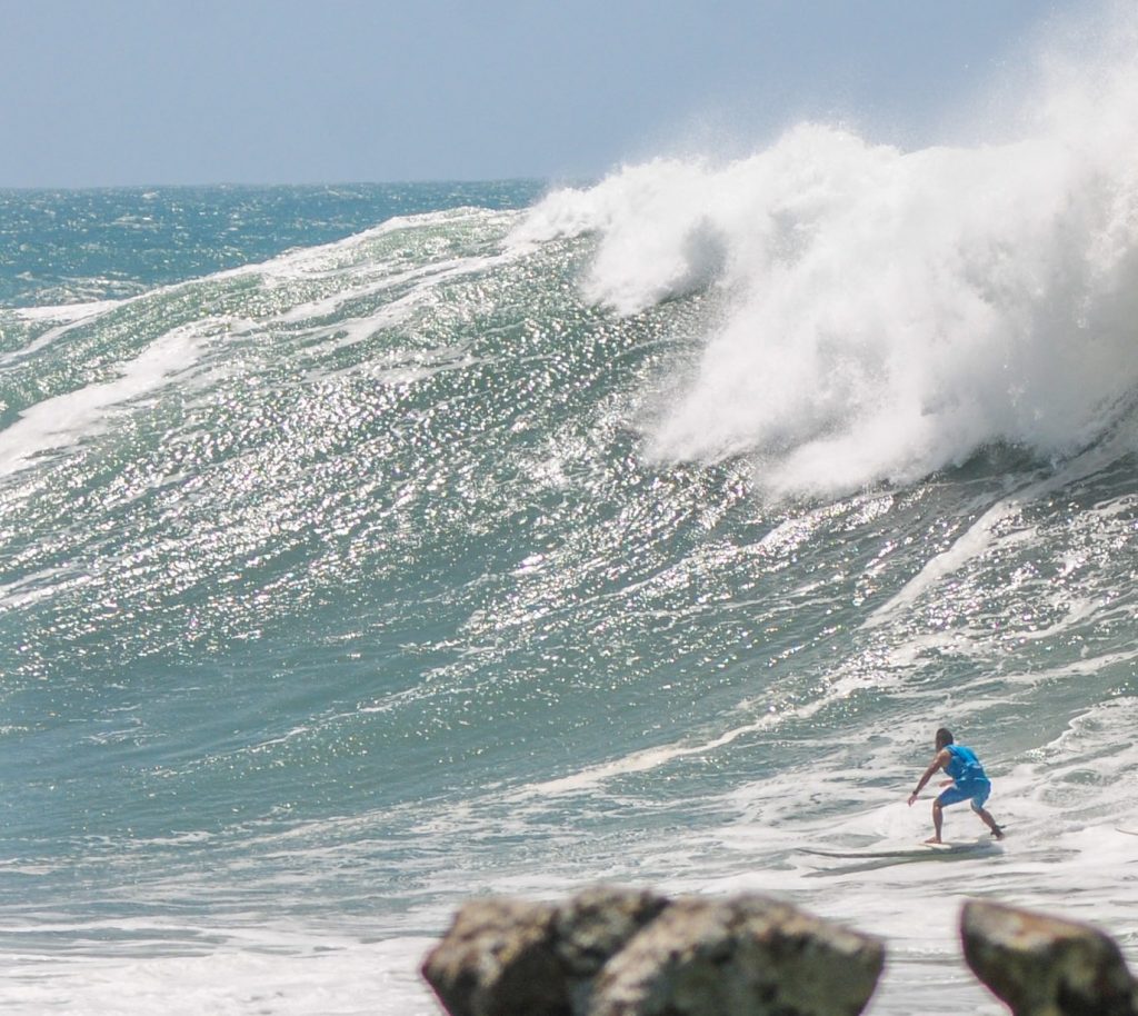 Ondas passam dos 10 pés e desafiam surfistas como David Nagamini na Praia do Silveira, Garopaba (SC).