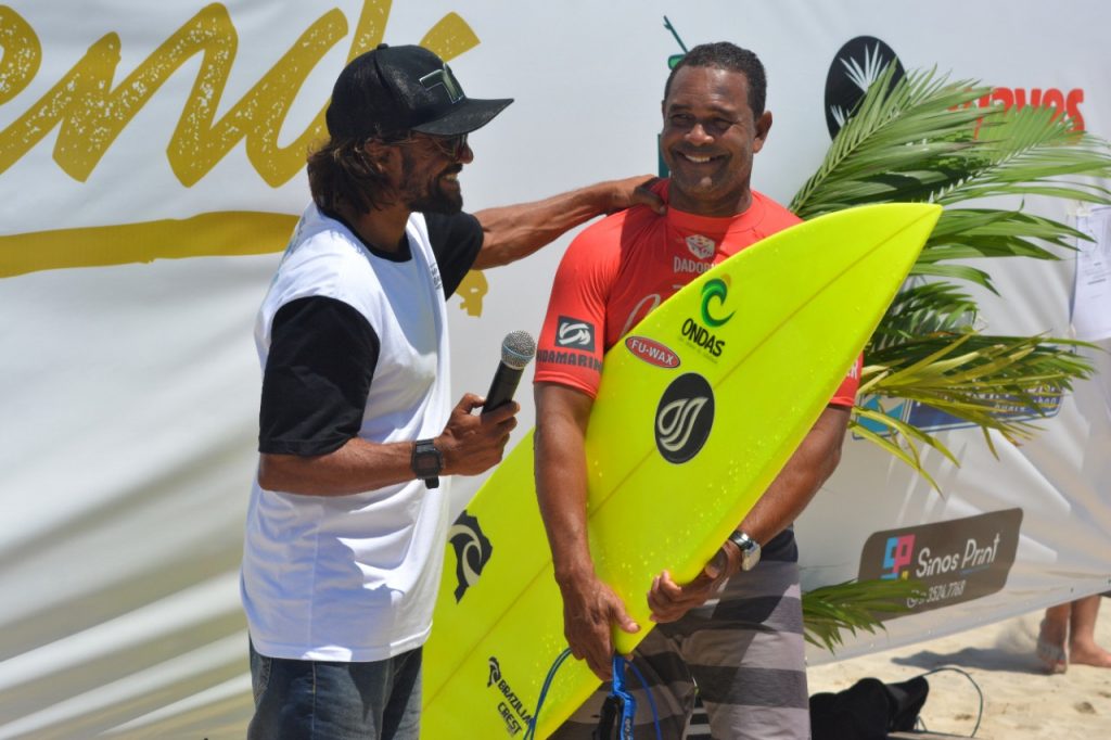 Birica e Jojó de Olivença, campeão na categoria Gran Kahuna na prova da Praia dos Molhes.