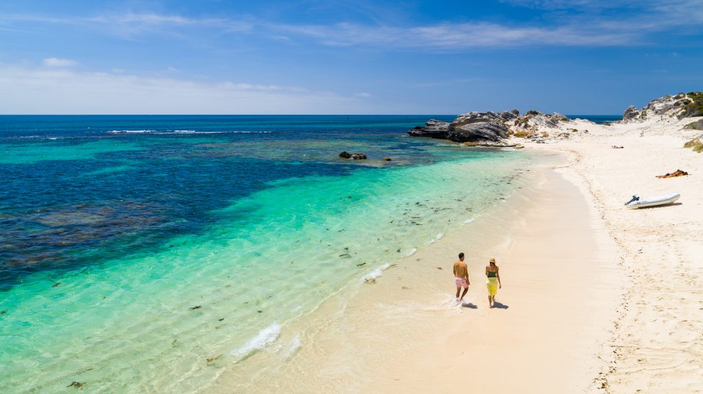 Além do surfe, a região é conhecida por sua grande beleza natural.