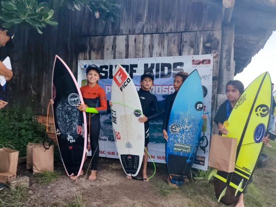 Pódio Sub 10, Surf Kids 2021, Portinho, Imbituba (SC). Foto: @funcionalsurfkids.
