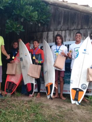 Pódio Sub 16, Surf Kids 2021, Portinho, Imbituba (SC). Foto: @funcionalsurfkids.