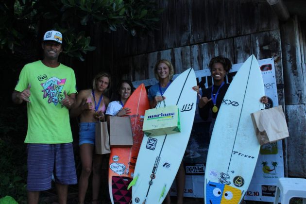 Pódio Sub 16 Feminino, Surf Kids 2021, Portinho, Imbituba (SC). Foto: @funcionalsurfkids.