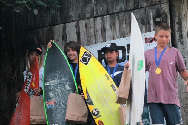 Pódio Sub 14, Surf Kids 2021, Portinho, Imbituba (SC). Foto: @funcionalsurfkids.