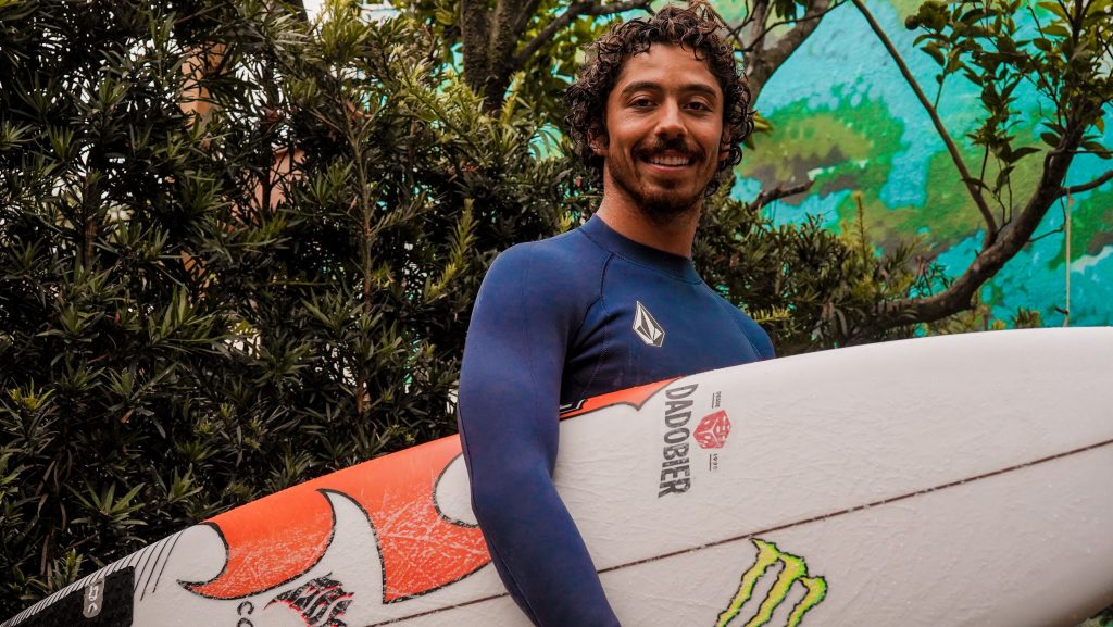 Yago Dora compartilha histórias de vida para inspirar os jovens do Projeto Surfar, em Torres (RS).