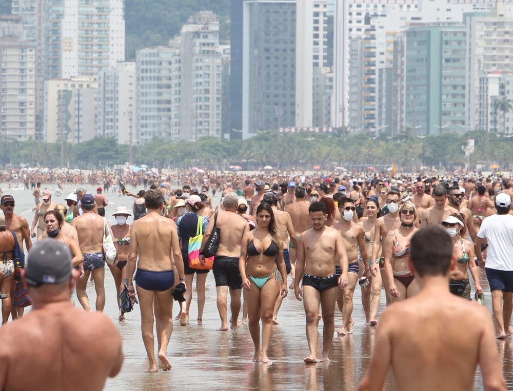 Acesso à faixa de areia e ao mar em Santos só é permitido para a realização de atividades físicas individuais. O uso de máscaras de proteção facial é obrigatório.