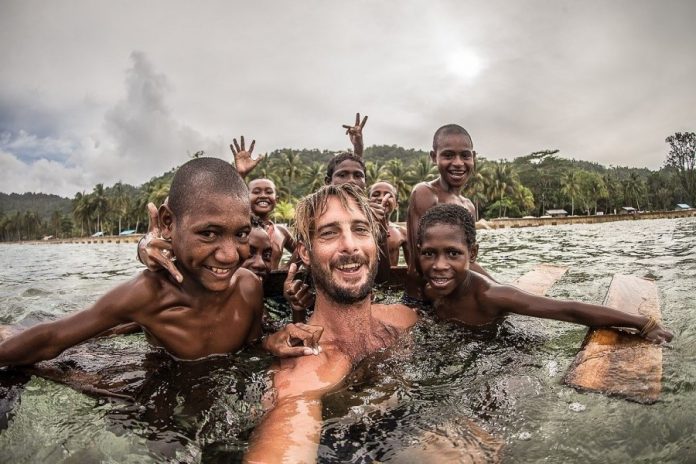 Brad Masters durante expedição em Papua Nova Guiné.