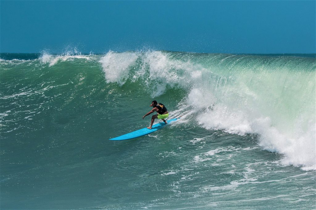 Professor de crossfit e musculação em uma academia de Imbituba, o surfista se prepara para surfar Nazaré, em Portugal.