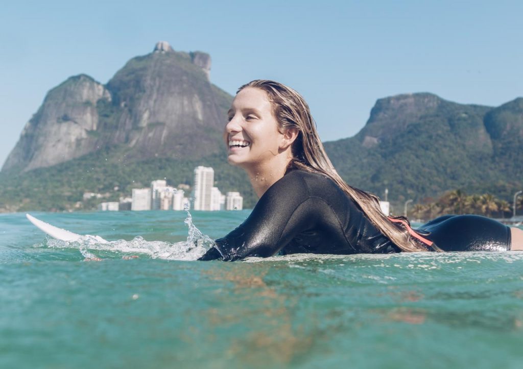 Vice-campeã Pro Junior do circuito nacional da Abrasp em 2019, Mariana Areno sonha em se tornar a primeira campeã mundial brasileira no surfe feminino.