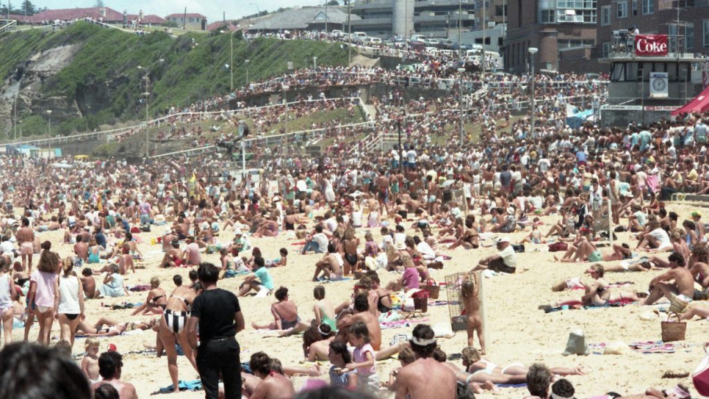 Crowd reunido em Newcastle Beach durante a vitória de Tom Curren em 1985 no pico.