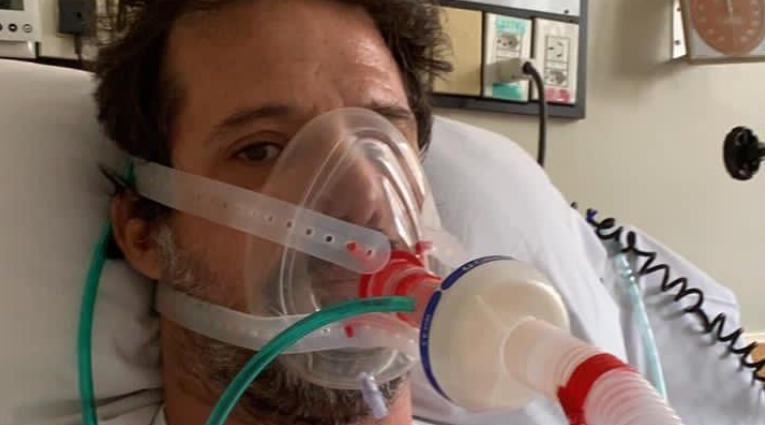 Victor Gioranelli respira com ajuda de oxigênio em hospital do Rio.