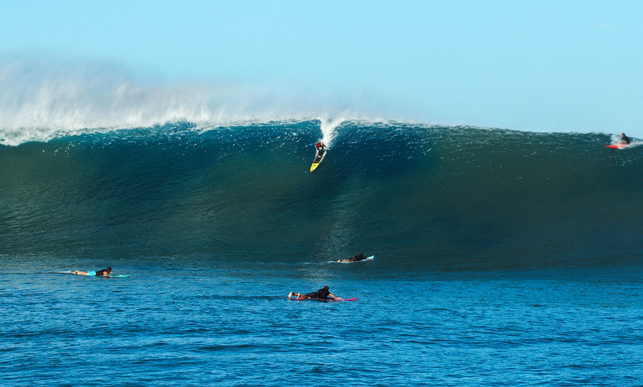 Keala Kenelly desce a bomba em outer reef de Oahu.