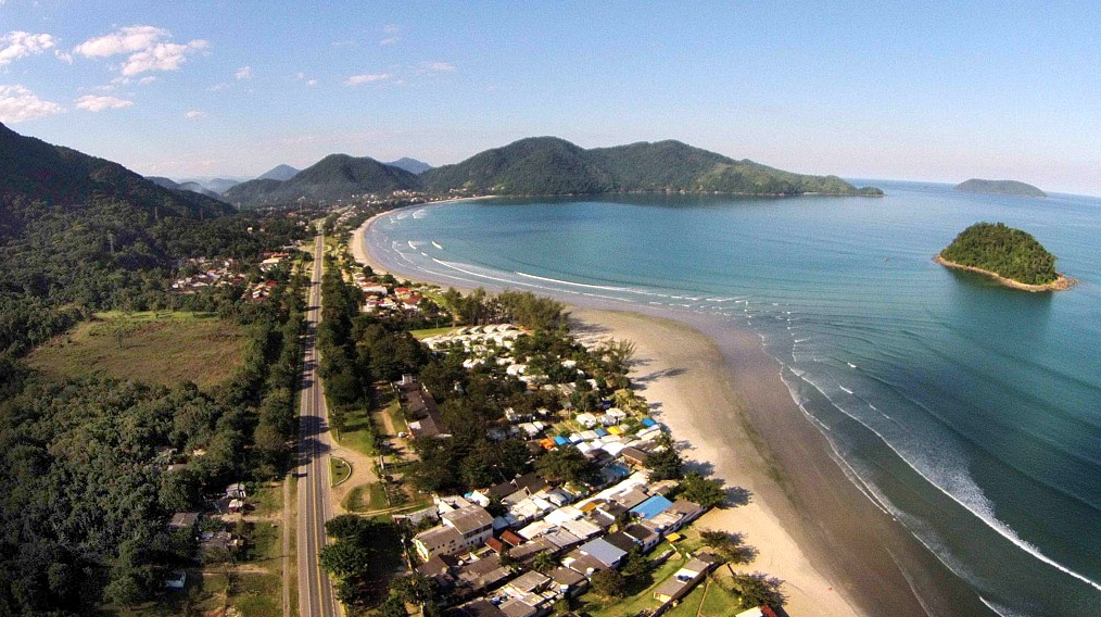 Praia do Sapê oferece ondas tranquilas em Ubatuba, perfeitas para longboarders.