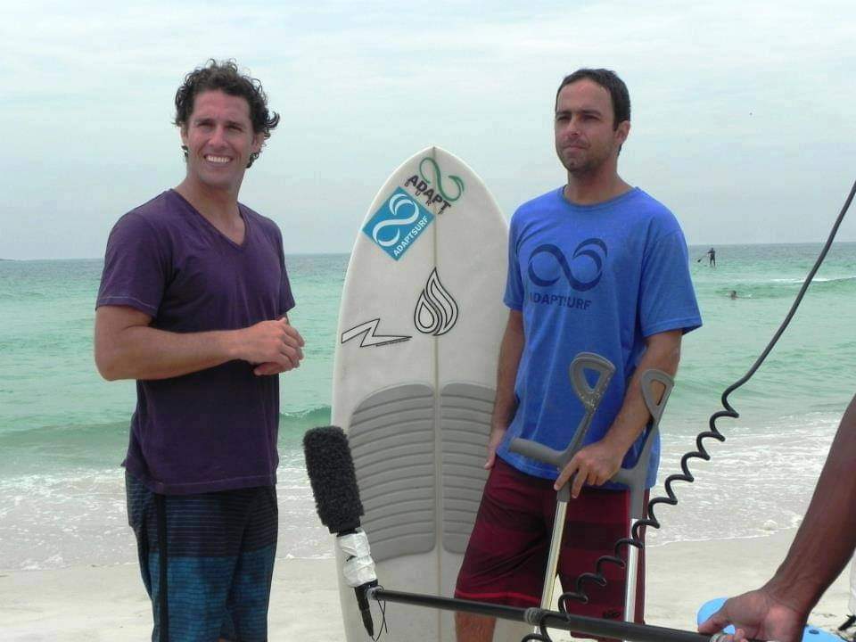 O shaper atualmente trabalha com Henrique Saraiva (à dir.), campeão mundial de surfe adaptado.