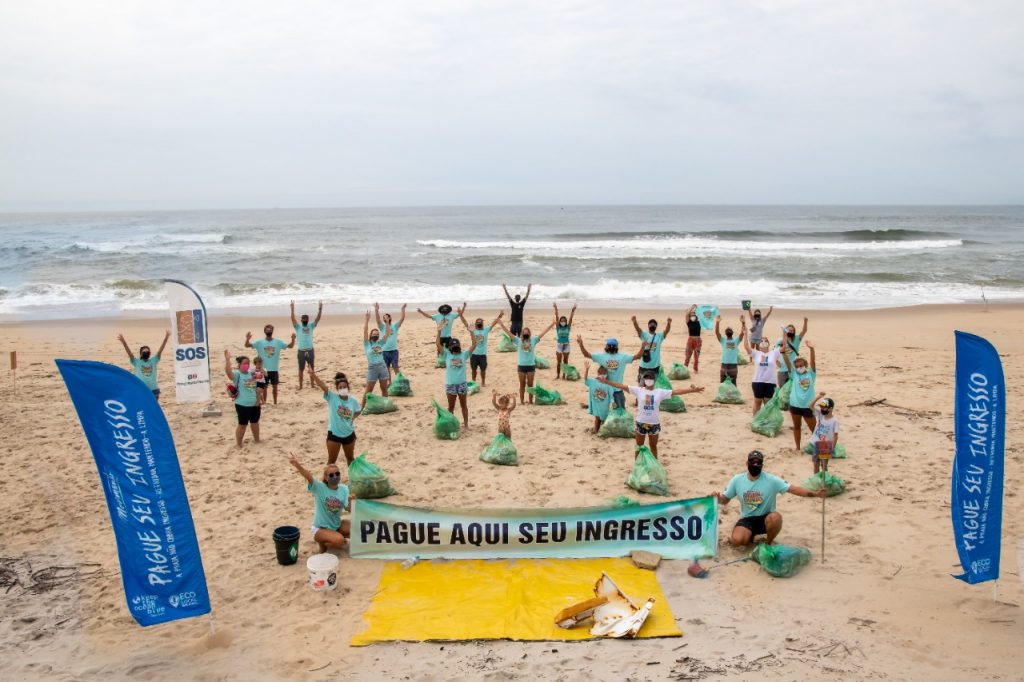 ONG Eco Local Brasil durante ação na Praia Grande, São Francisco do Sul (SC).
