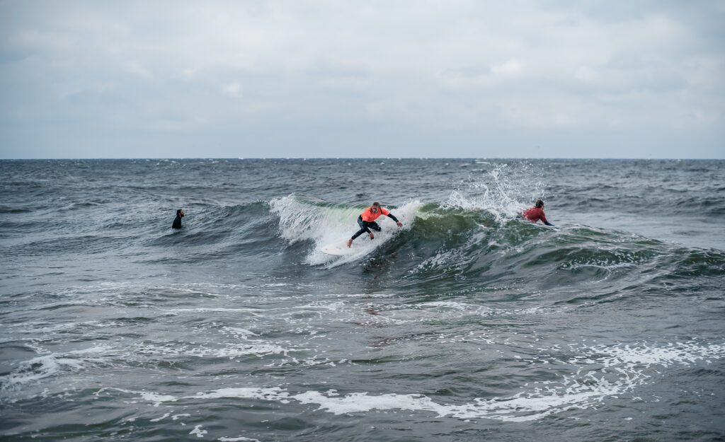 Mar Negro na Ucrânia oferece condições geladas para o surfe.