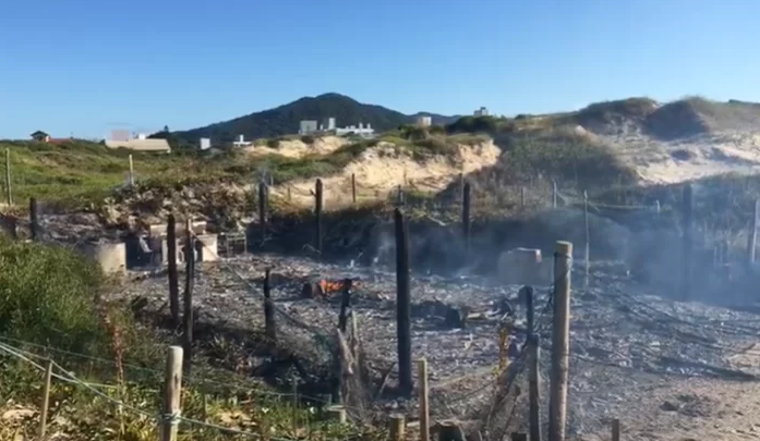 Incêndio já tinha destruído o mesmo rancho em 2016; ASC cria vaquinha para a reconstrução do local.