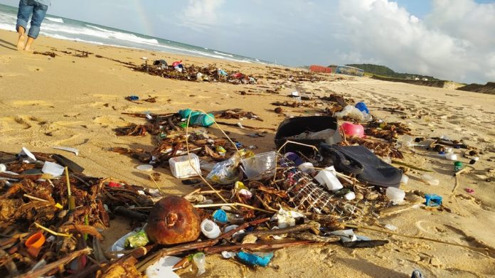 Lixos encontrados em praias do Nordeste incluem plásticos, garrafas, pedaços de eletrodomésticos e até seringas.