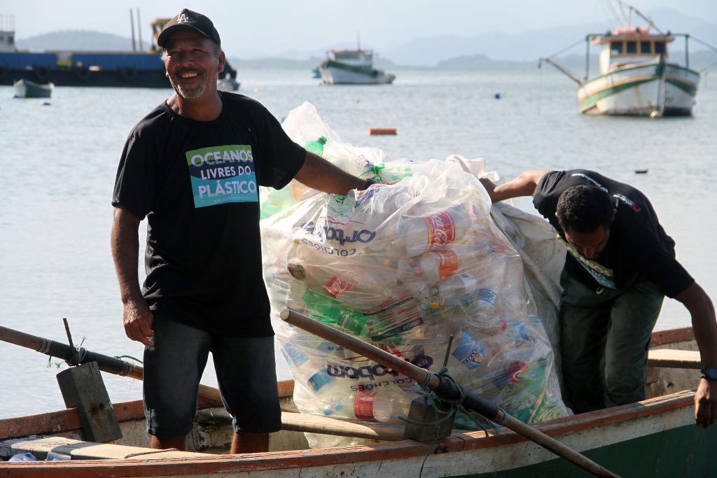 Plástico recuperado protege os oceanos e ajuda a combater a pobreza.