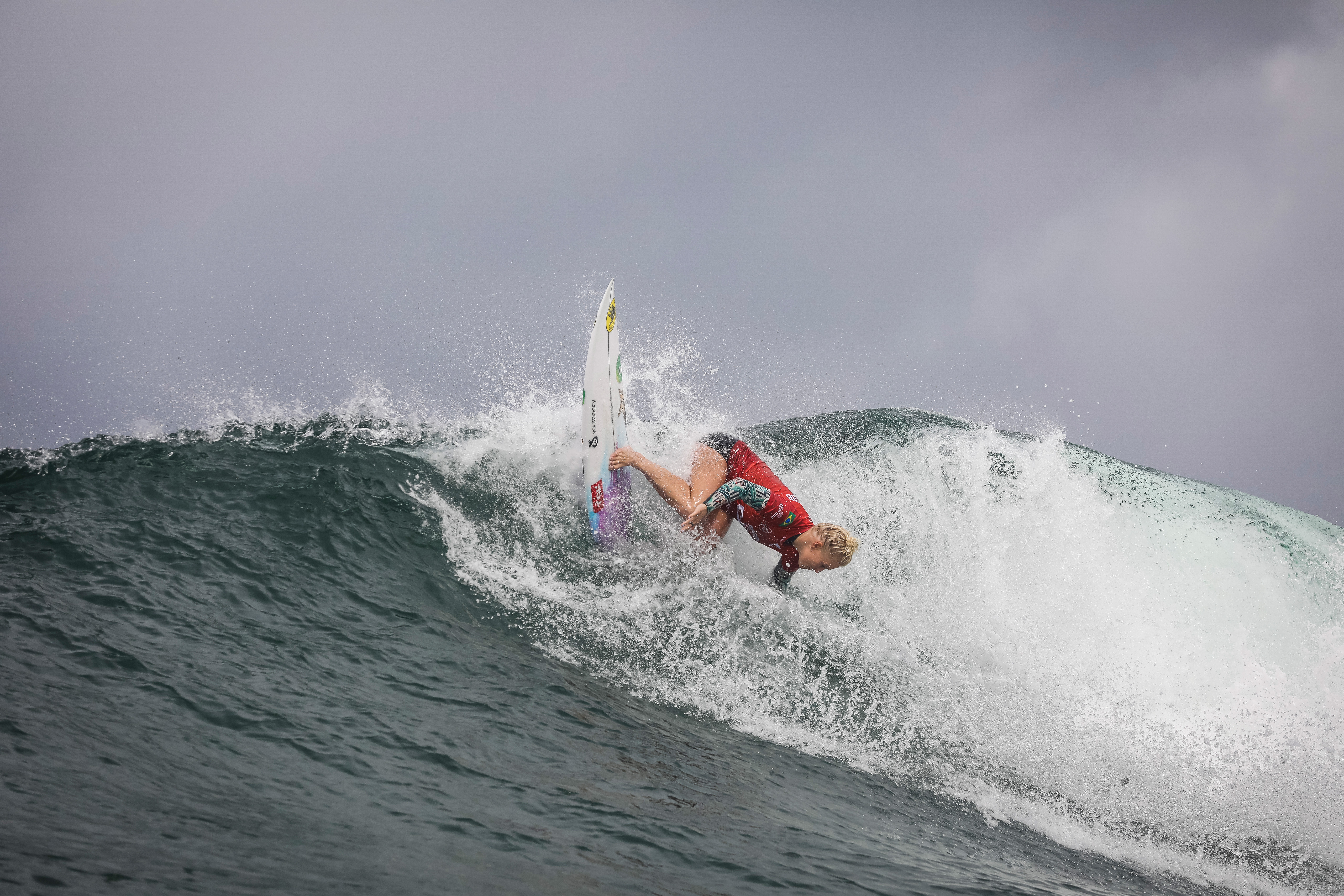 Tatiana Weston-Webb surfa bem, mas peca na escolha das ondas.