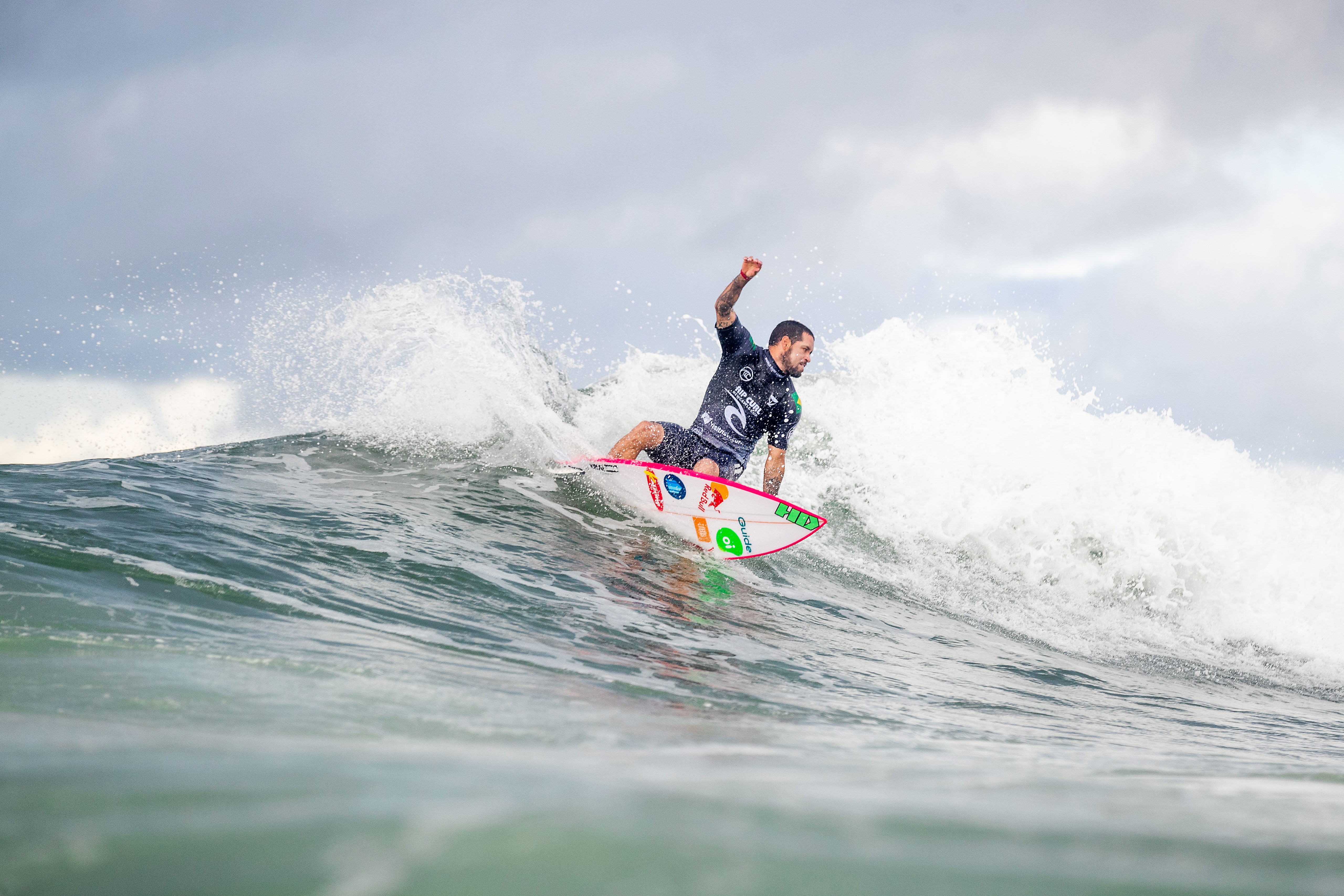 Adriano de Souza teve calma e muito surfe pra avançar.