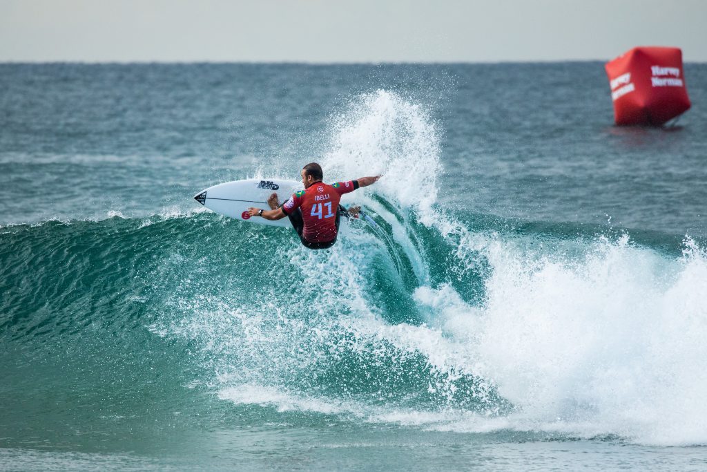 Caio Ibelli passa pela repescagem do Rip Curl Rottnest Search.