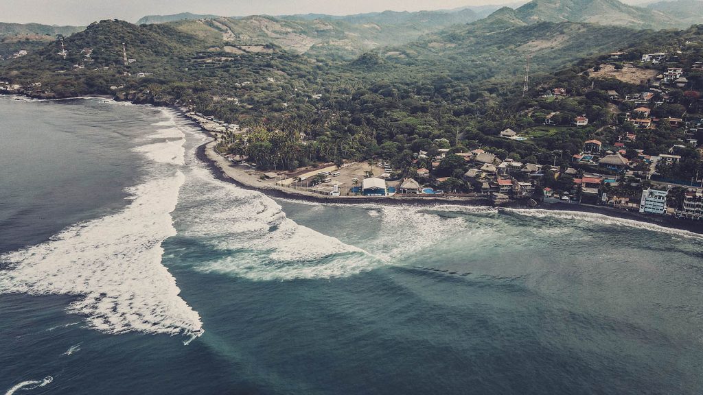Vista aérea do  Surf City El Salvador, que acontece na região de El Tunco.