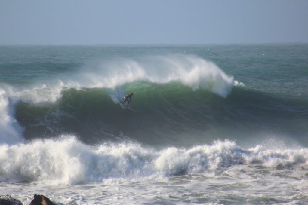 Swell trouxe ondas pesadas e volumosas à Praia da Silveira (SC).