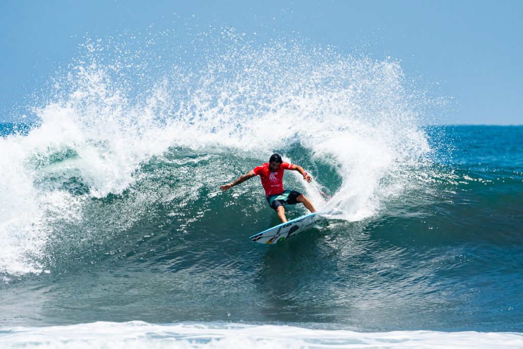 Italo Ferreira avança ao segundo round do Surf City El Salvador.