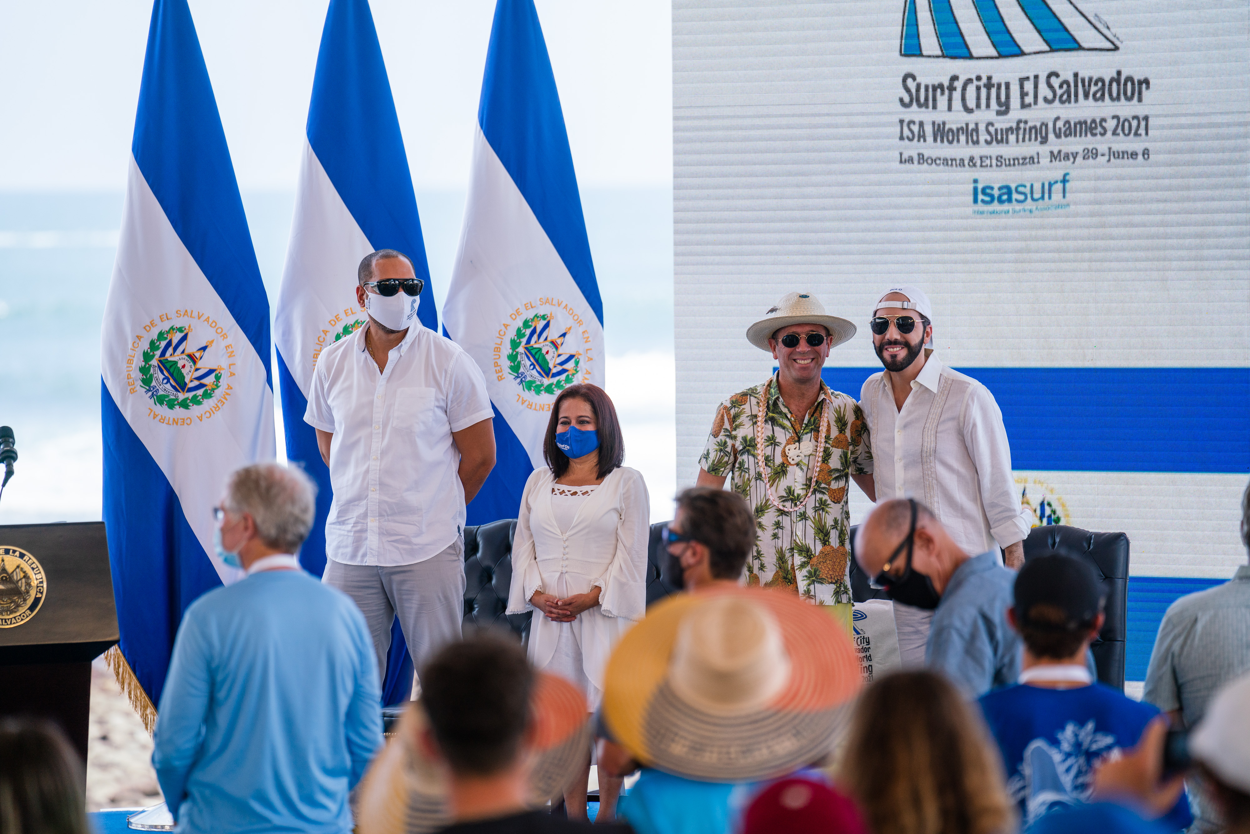 Cerimônia de abertura do ISA World Surfing Games 2021 contou com a presença do presidente de El Salvador, Nayib Bukele (de boné à dir.).