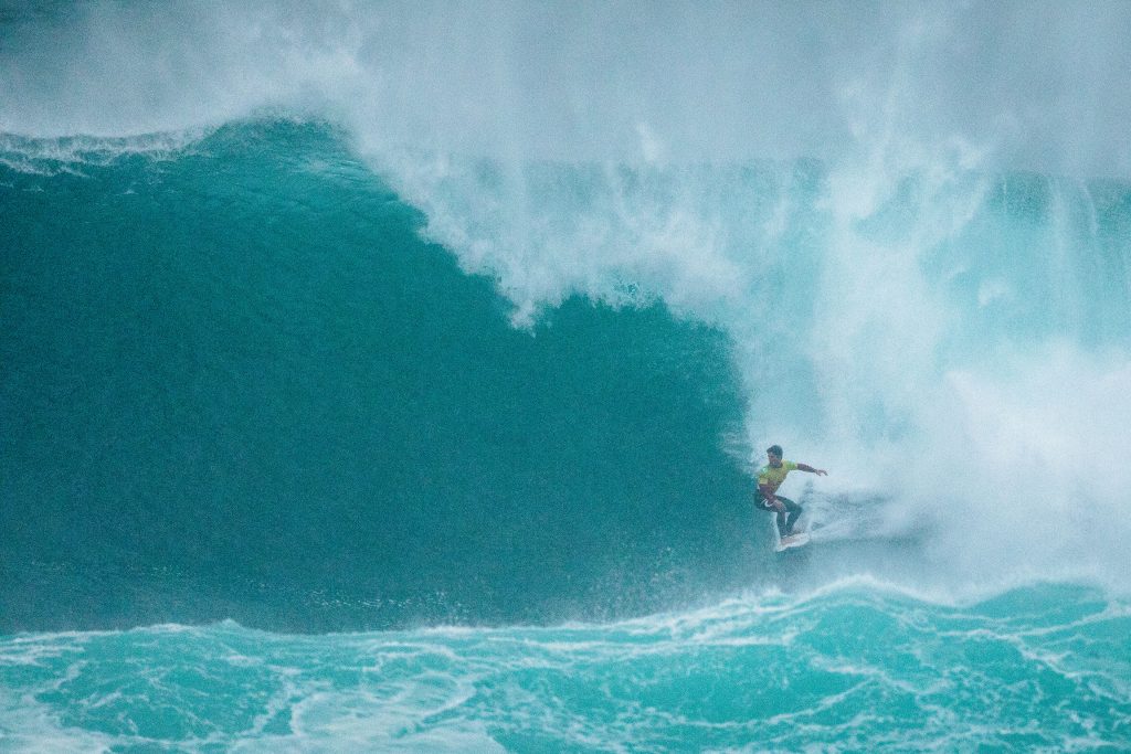 Gabriel Medina faz boa apresentação e vence na estreia.