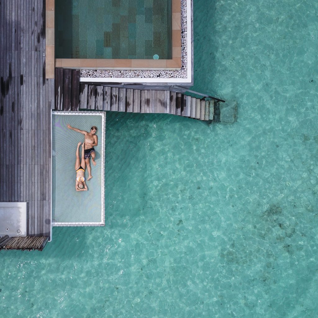 Momento relax do casal de surfistas foi fotografado por drone.