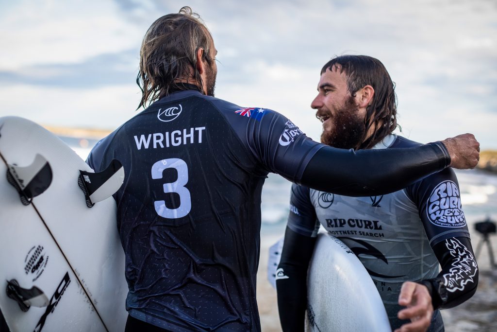 Os irmãos australianos Owen e Mikey Wright seguem vivos na competição.