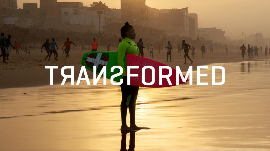 Documentário mostra como o surfe pode mudar vidas e culturas.