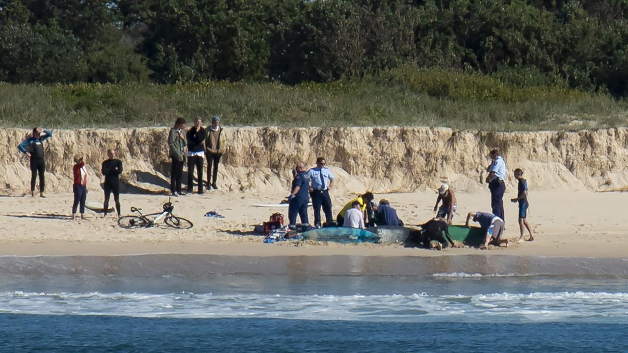 Surfista foi mordido na coxa por tubarão de aproximadamente 4 metros.