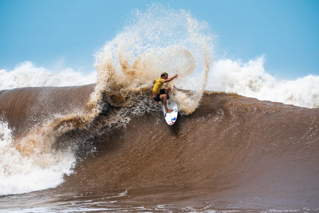 Owen Wright segue vivo na repescagem do Surf City El Salvador.