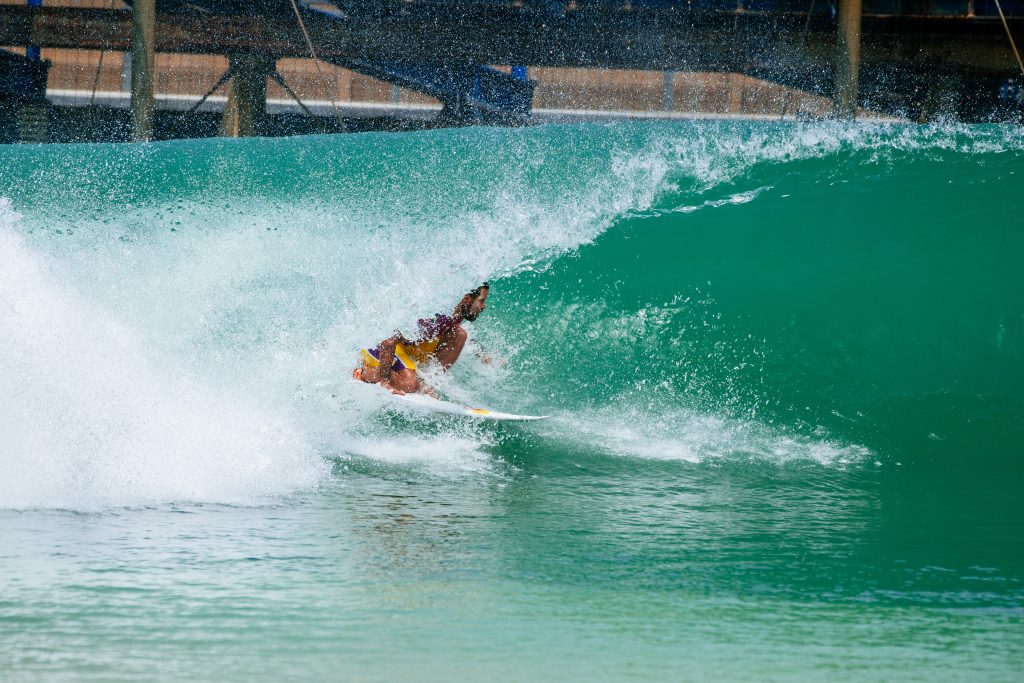 Adriano de Souza é um dos quatro brasileiros classificados para as semifinais do Surf Ranch Pro.