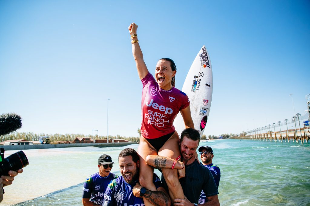 Johanne Defay é campeã do Surf Ranch Pro 2021.