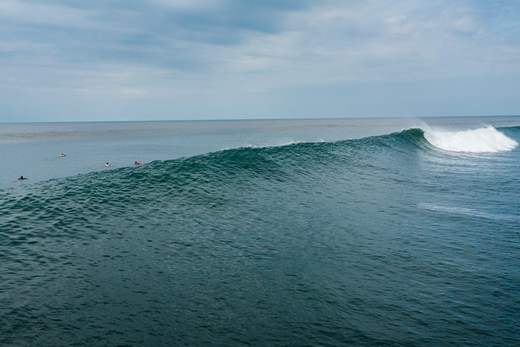El Salvador é um ótimo destino para surfistas e longboarders.