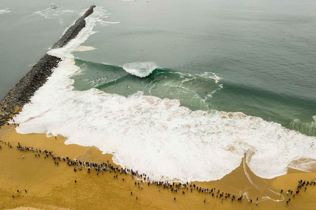 Swell épico atinge a onda mutante de The Wedge em abril. Foto: Surfline
