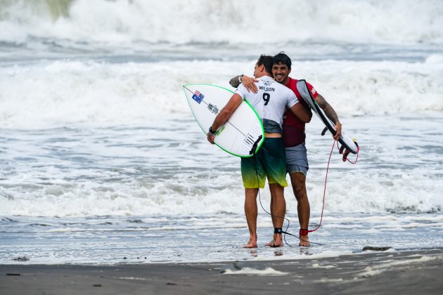 Julian Wilson e Gabriel Medina, Jogos Olímpicos 2021, Tsurigasaki Beach, Ichinomiya, Chiba, Japão. Foto: ISA / Ben Reed.
