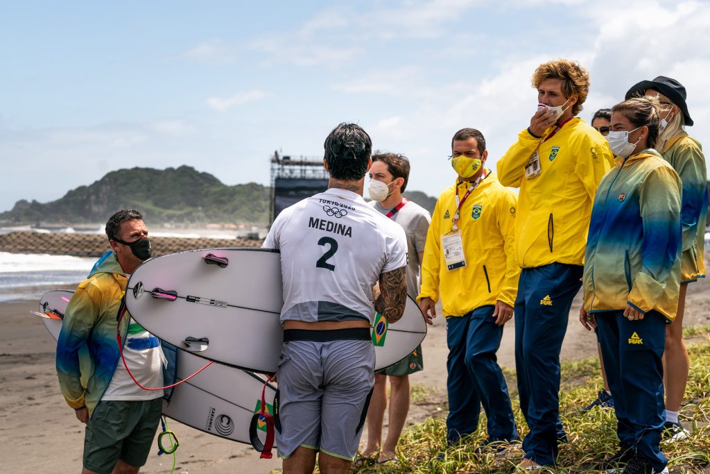 Gabriel recebido pelo seu técnico Andy King e pela delegação brasileira na areia, após uma das baterias.