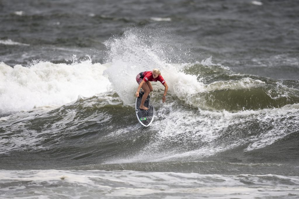 Tatiana Weston-Webb apresenta bom surfe, mas má escola de ondas e é eliminada.