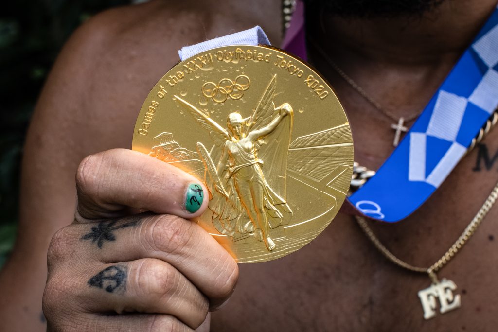 “Diz Amém que o ouro vem”, comemorou Italo Ferreira no pódio, após receber a primeira medalha de ouro do Surfe na história dos Jogos Olímpicos.
