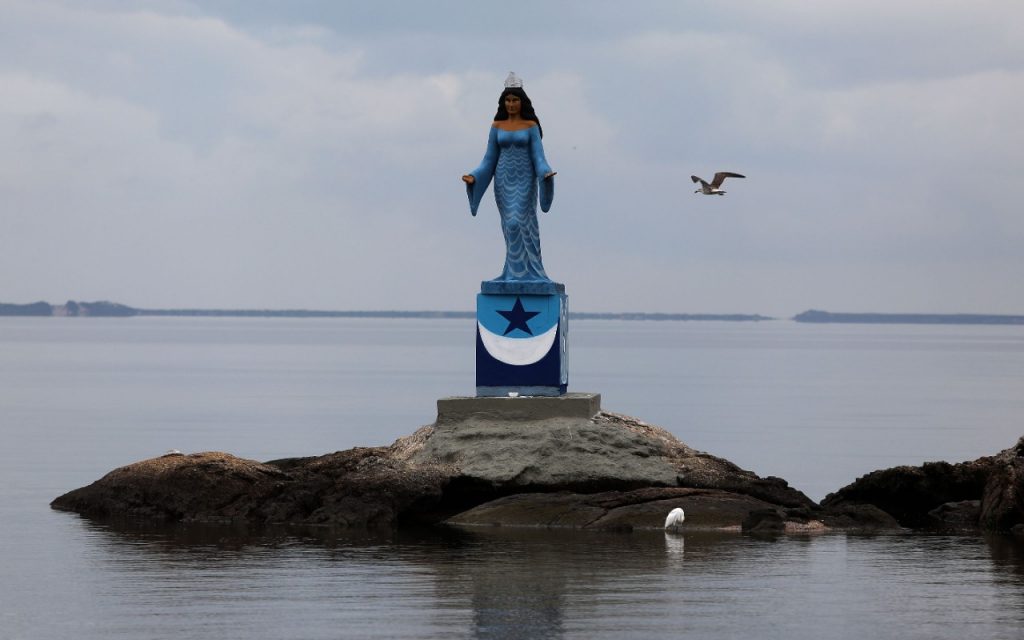 Escultura de Iemanjá fica na Praia do Recôncavo. Foto: Fábio Motta / Prefeitura