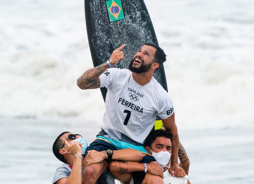 Italo Ferreira é o primeiro medalhista olímpico do surfe na história.