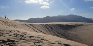 Água escura invade dunas