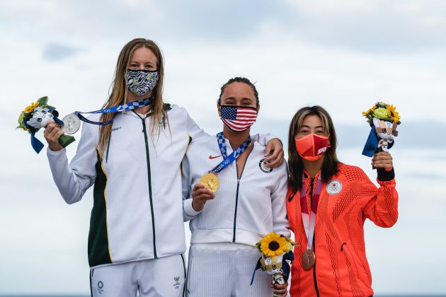Bianca Buitendag, Carissa Moore e Amuro Tsuzuki, Jogos Olímpicos 2021, Tsurigasaki Beach, Ichinomiya, Chiba, Japão. Foto: ISA / Sean Evans.