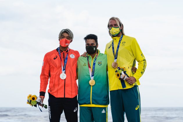Kanoa Igarashi, Italo Ferreira e Owen Wright, Jogos Olímpicos 2021, Tsurigasaki Beach, Ichinomiya, Chiba, Japão. Foto: ISA / Sean Evans.